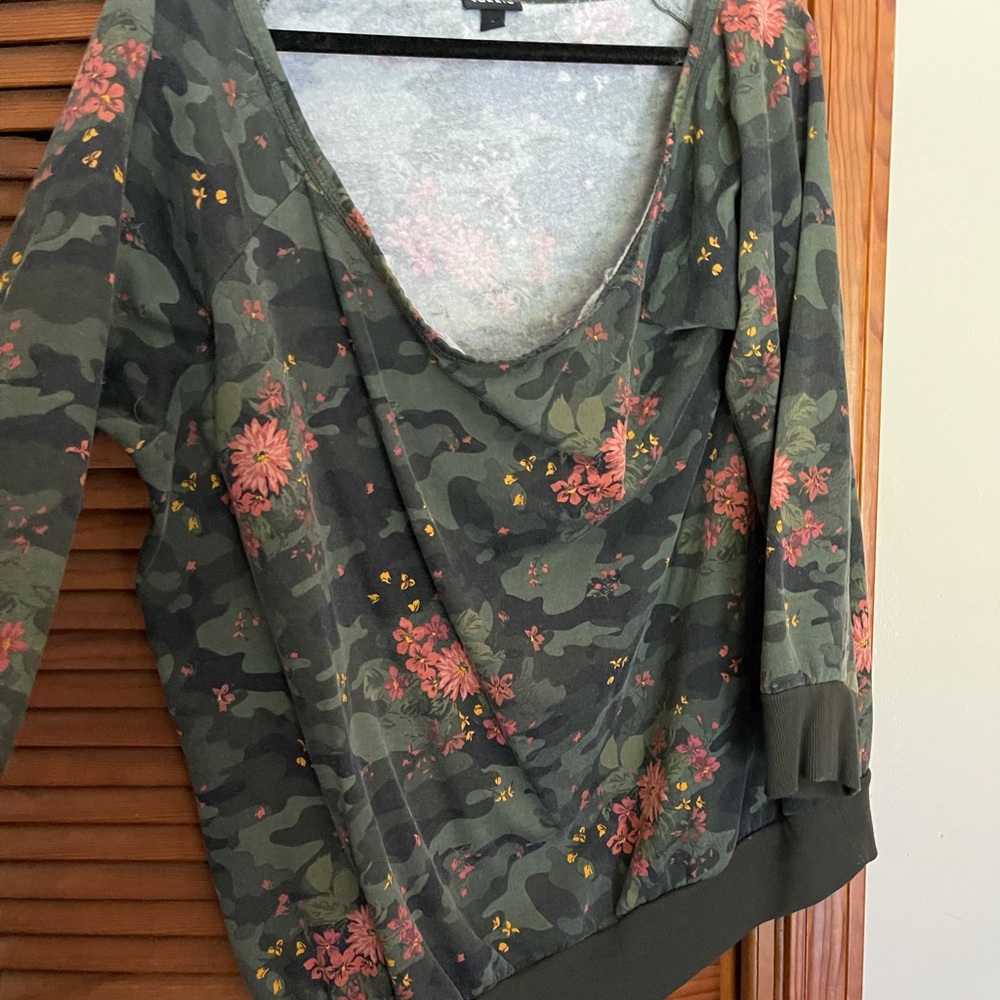 Torrid off the shoulder camo sweatshirt